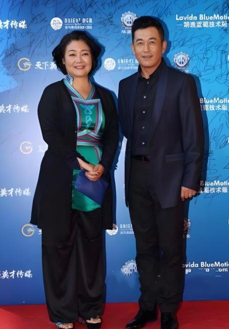 1991年，萨日娜为能分到11平米房子，258元彩礼就嫁给同学潘军，婚后她被嫌弃