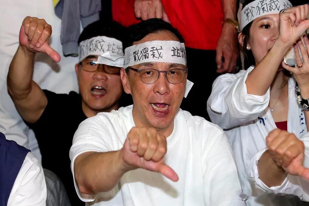朱立伦硬刚司法追杀！蓝营大将吃牢饭，12县市党部遭抄家…全民怒呛：赖神玩阴的？