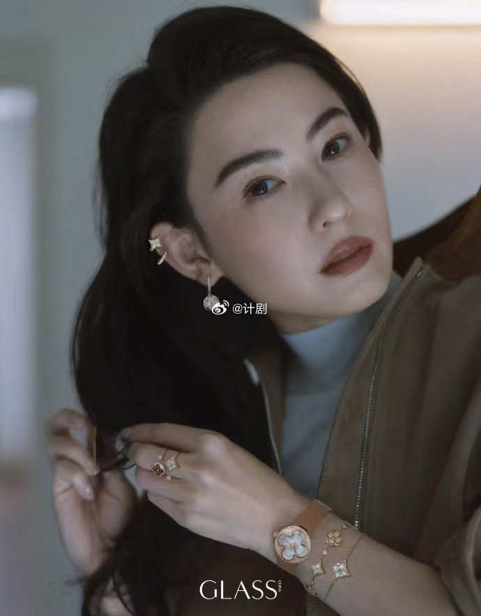 张柏芝权威美貌张柏芝千禧年珠宝美人皮衣的利落、白衫的温婉、珠宝的璀璨——张柏芝在