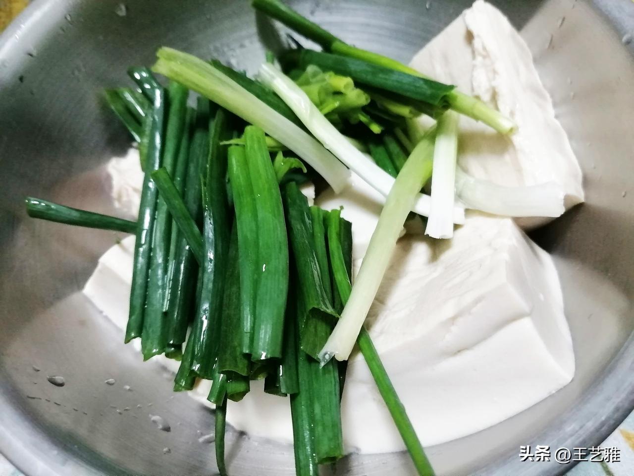 晚上太晚了，我不打算吃主食，就吃小葱拌豆腐吧，小葱1元钱的。豆腐1元钱的，用黄豆