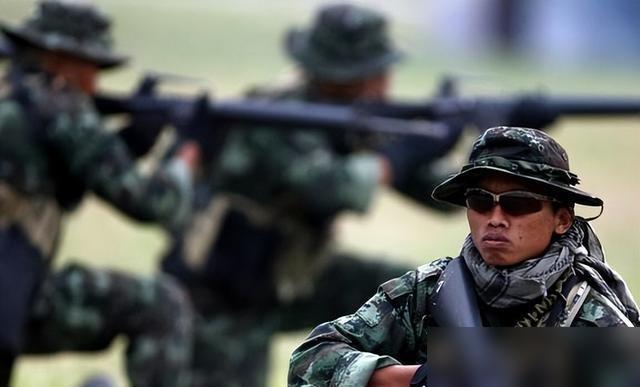 泰国装甲突击遭阻击，泰军紧急报告：前方根本不是柬军，是外国兵。最近柬泰边境这事儿