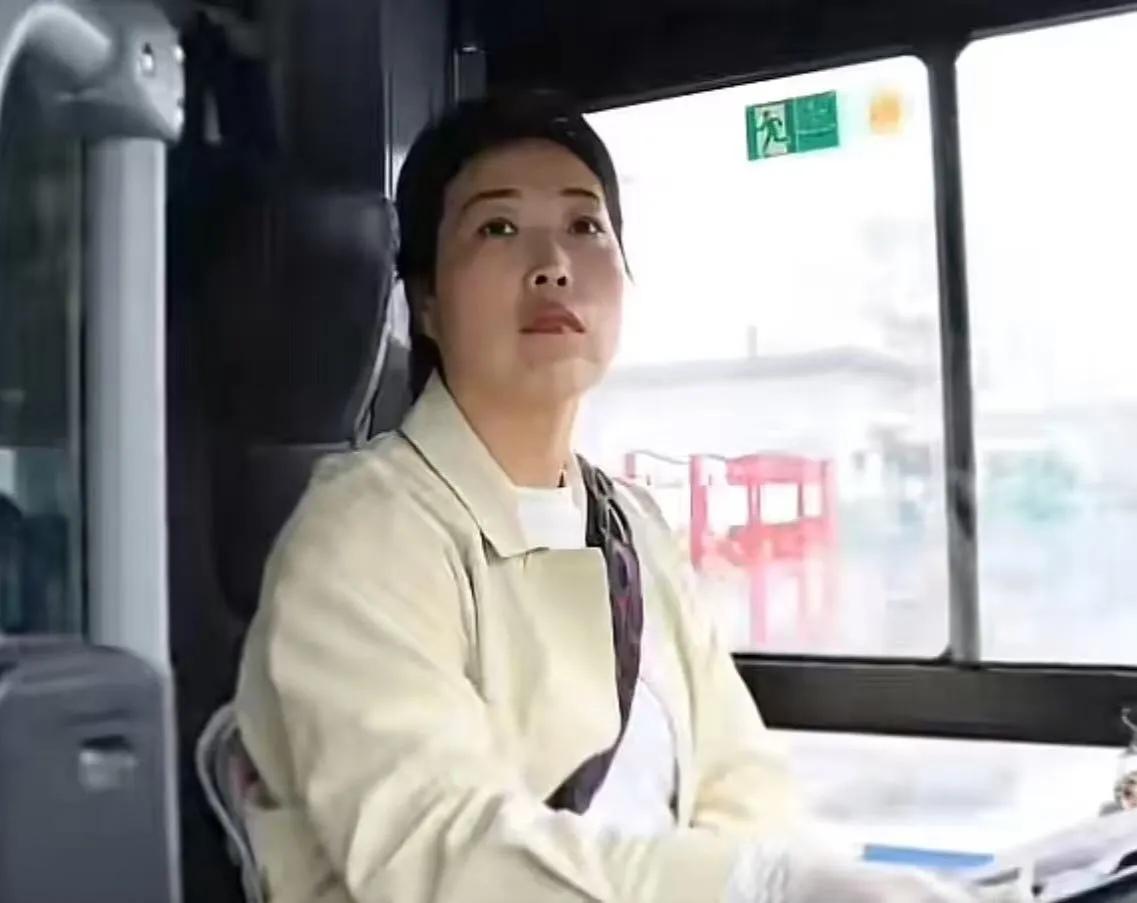 “这个公交车女司机火了！”女子腿脚不便赶车被拒，下一秒公交车竟缓缓倒退回来，网友