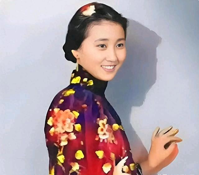 蒋英出身名门世家，是中国杰出的声乐教育家、女高音歌唱家。其父亲蒋百里为近代著名军