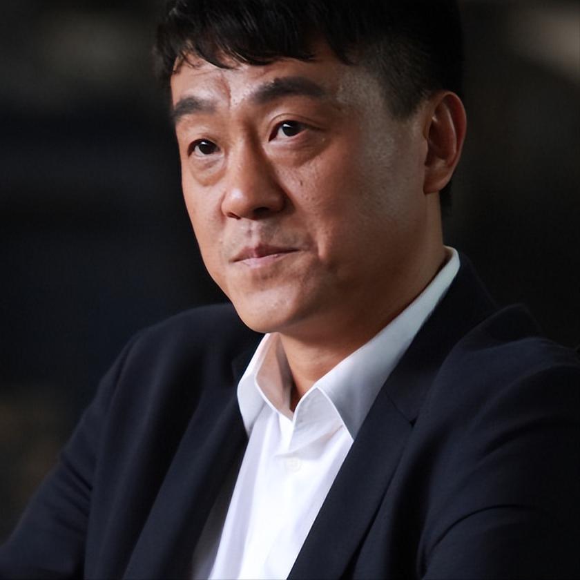 演员，何冰说，第一次去中戏报名，我的自信就全完了，正写表呢，进来一人，一米八五的