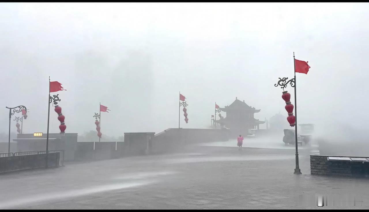 西安的天气真的很奇怪，北郊和城内电闪雷鸣暴雨如注，南郊却晴空万里。真是四大龙王各