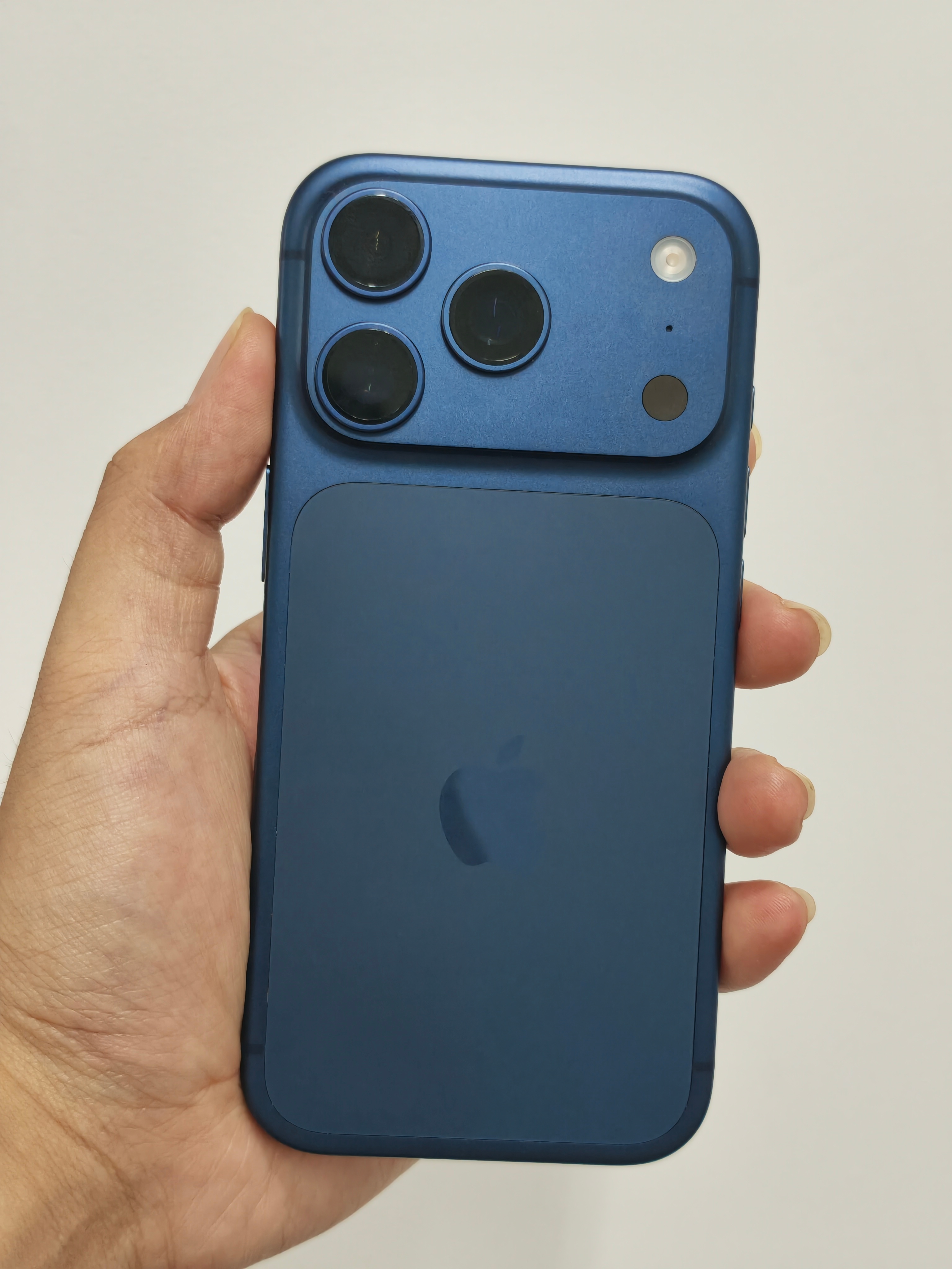到了台17Pro 美版有锁 512G 激活新机目前17Pro还是无法改标准孔位，