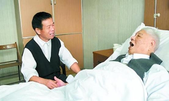 2009年，广州一位八旬骨科教授因中风而卧病在床，一对河南夫妇在得知此事后，竟不