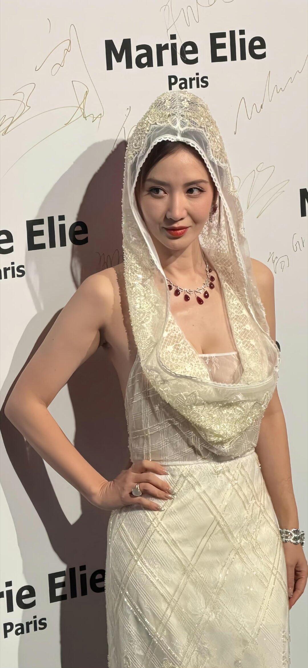 张萌奇怪造型是在故意展示身材吗 