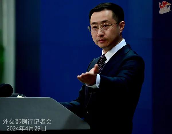 昨天（4月29日），美国彭博社记者对中国外交部发言人连发三问：“阿根廷、秘鲁和玻