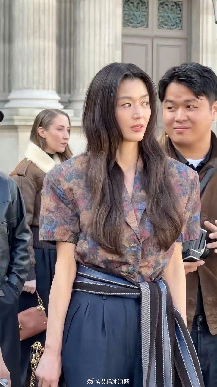 LV大秀明星视频直出，哪儿找的这些丑衣服，好像超市打断码清仓的…… 