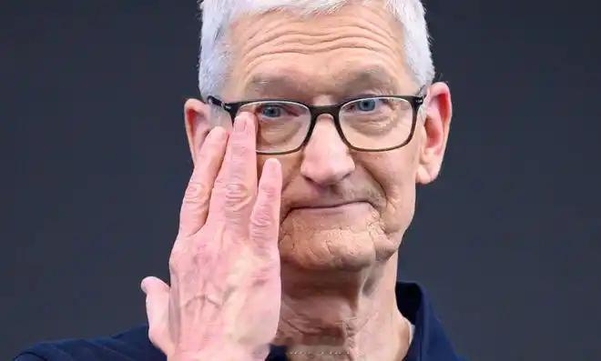 【库克挥泪告别】北京时间6月9日凌晨，库克最后一次以苹果CEO身份站上WWDC（