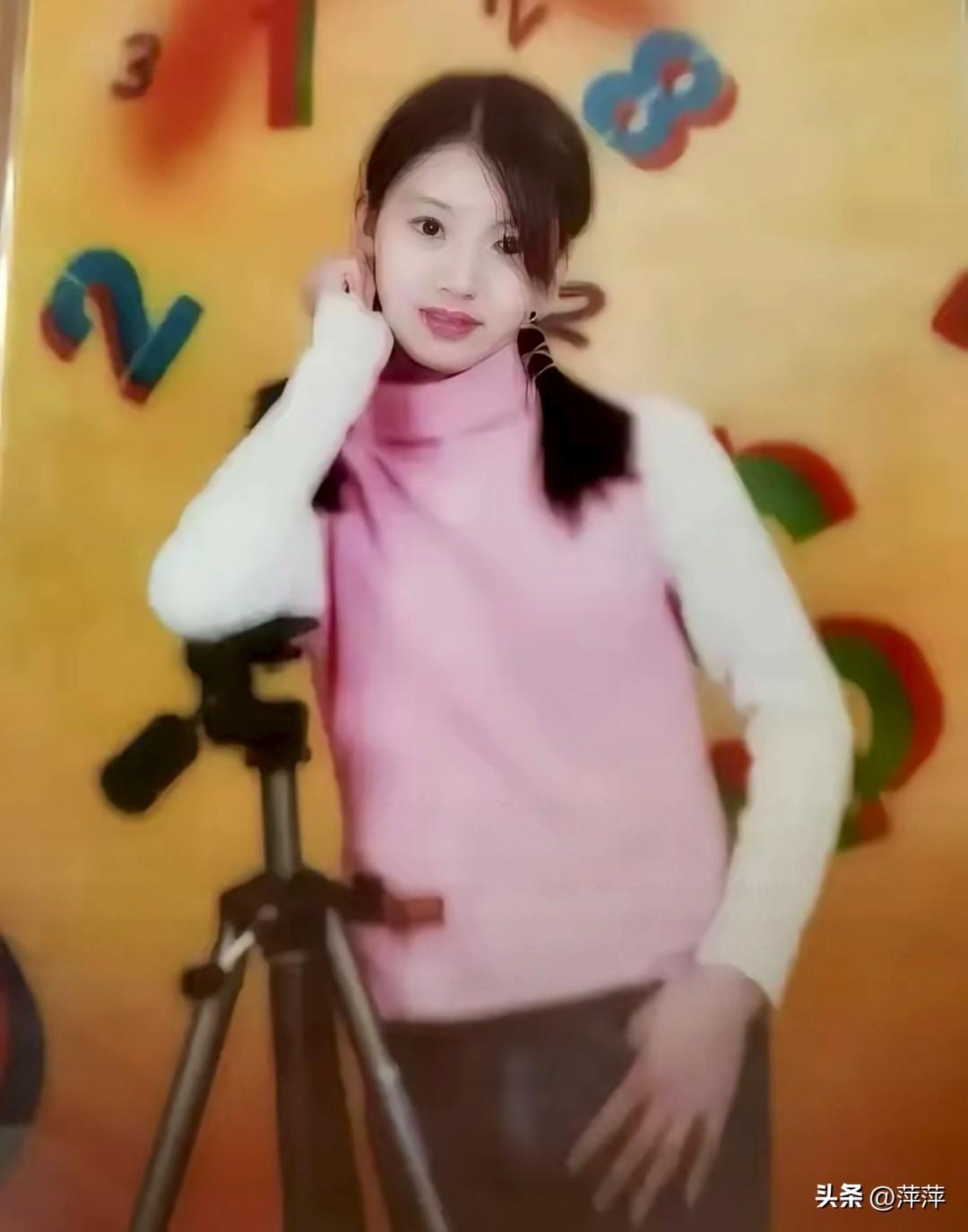 “天王嫂”方媛这张照片拍摄于她初中二年级，也就是大约14-15岁的时候。照片中的