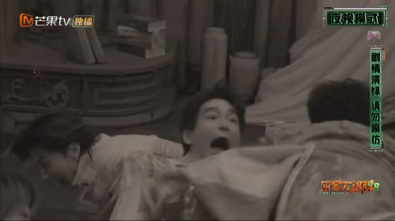 真源摸脚、彭彭男高音、哲远旁边懵到瞳孔地震，这三连是密逃本季最丝滑的搞笑动线。没