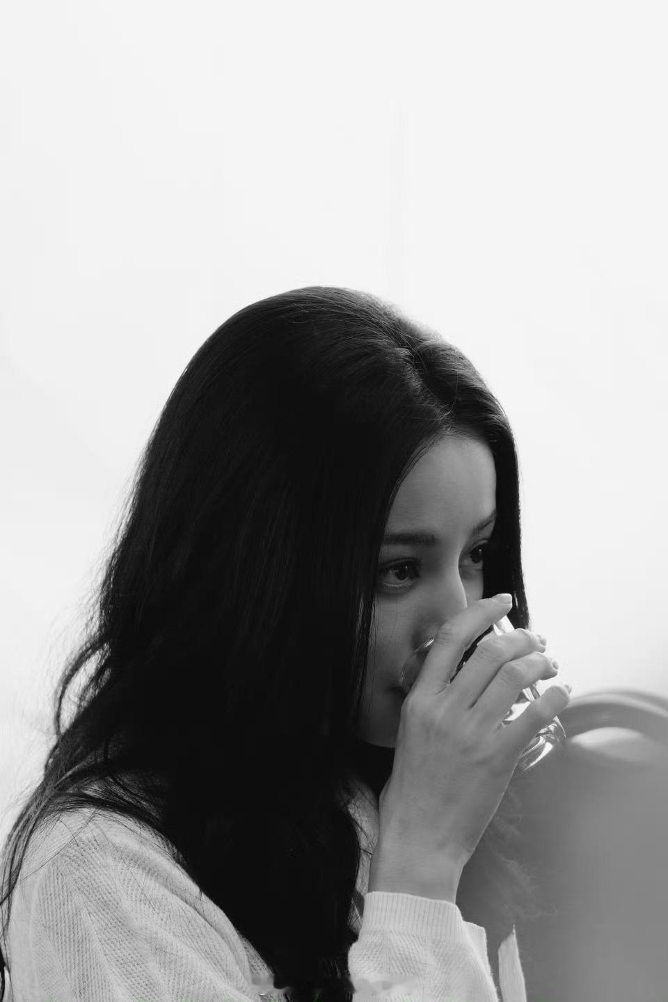 迪丽热巴 202609150835“生命中总有些珍贵的东西，值得为之驻足，为之付