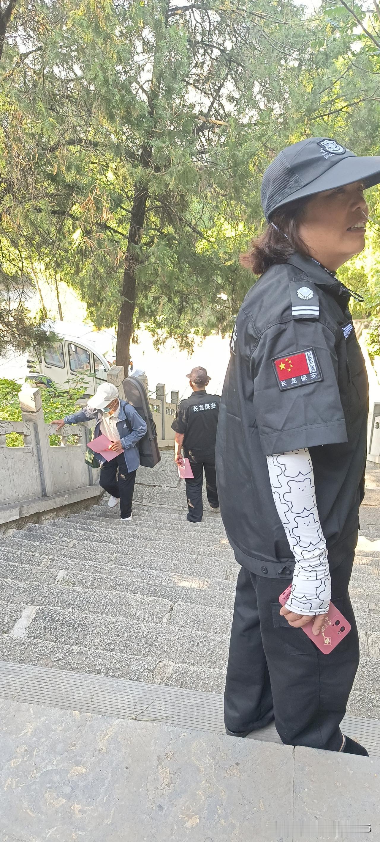 又到一年高考季，一年一年的过得真快呀！
今天公园里的管理人员挨个给我们舞蹈团队发