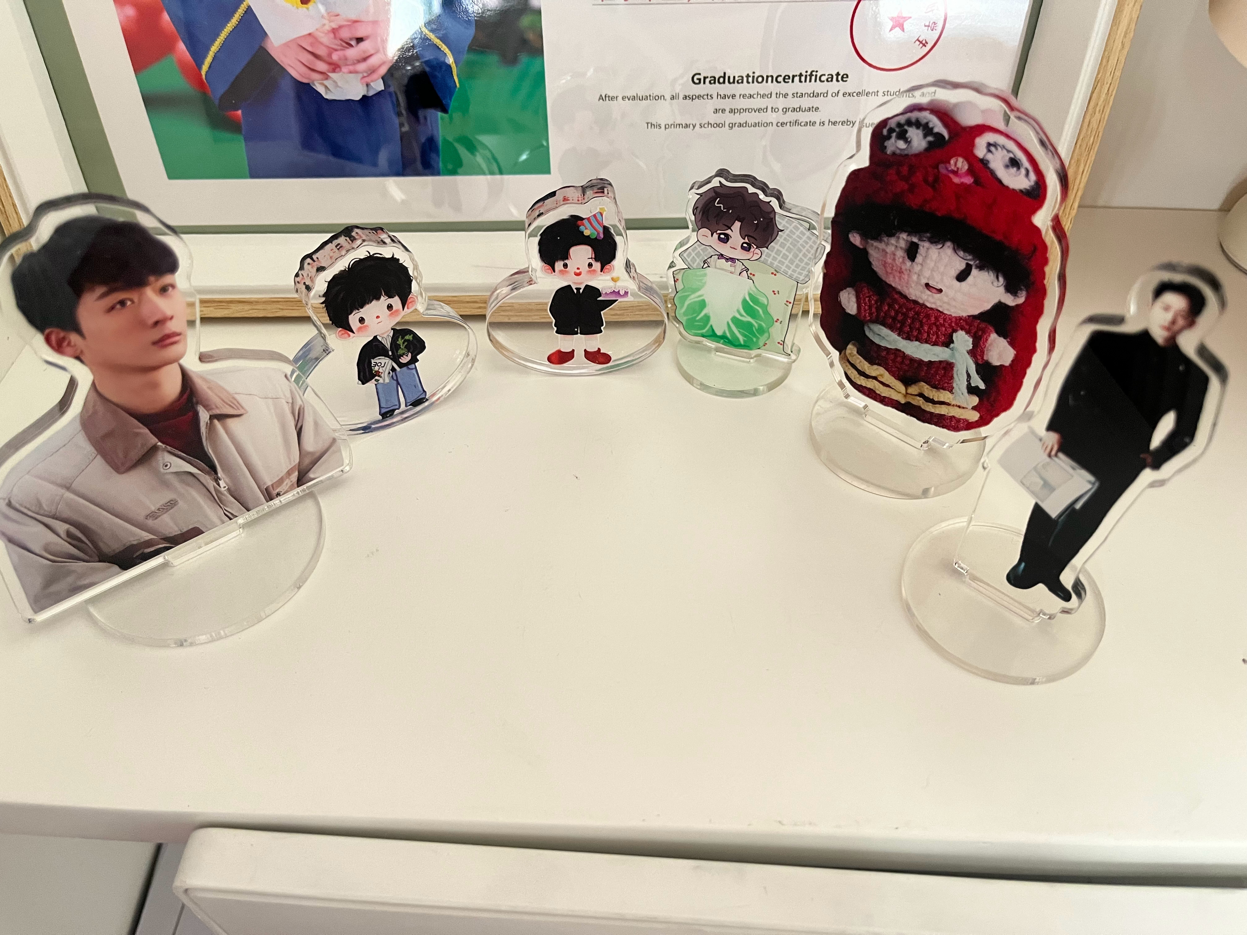 收拾屋子，书桌一角和凌乱的冰箱贴。📷张晚意孙竟成 .张晚意公孙坚决 