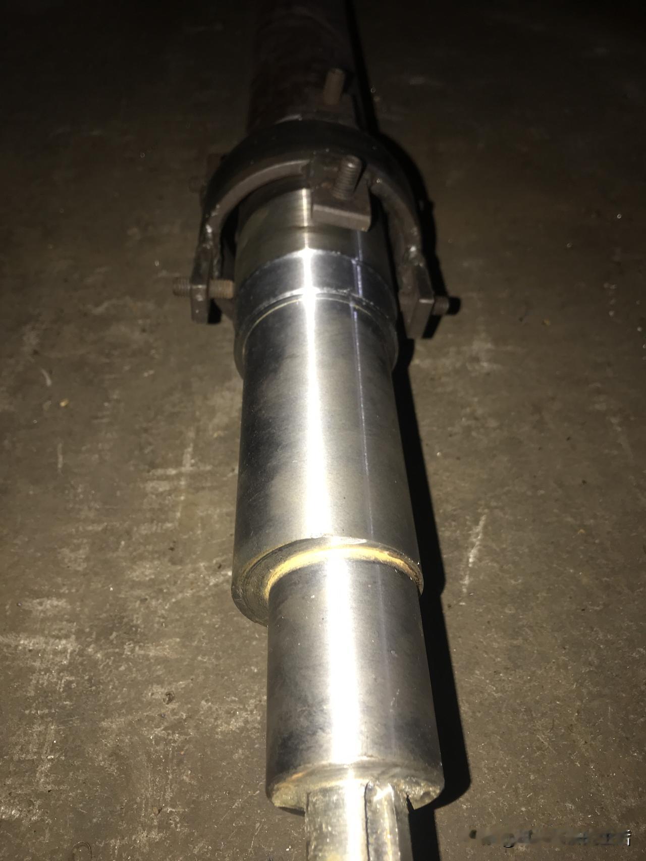 总长3828mm的偏心轴，要求两头同心。为了解决这个问题我想了很多办法，这几天又