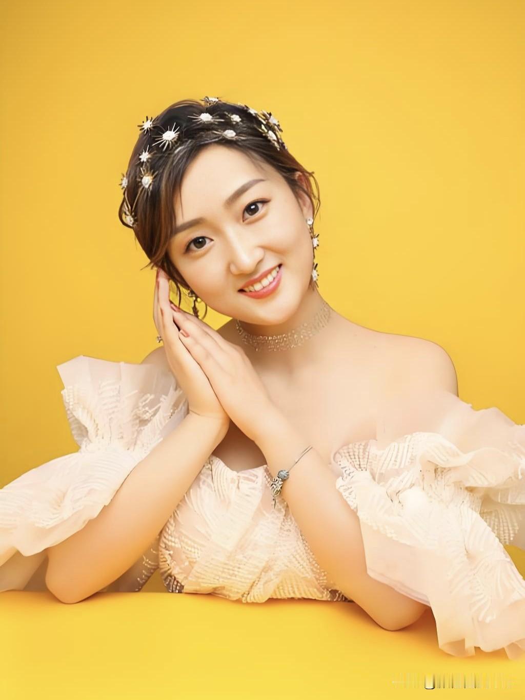 央视女主持人，镜头前的优雅使者。专业素养传递时代声音，知性魅力连接千家万户，方寸