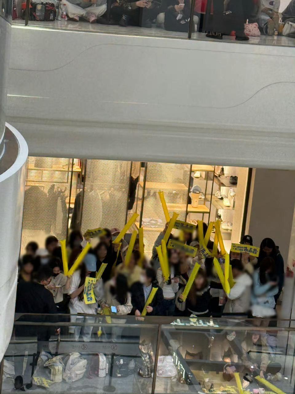 tg～朱志鑫北京Prada线下活动人气TOP，到处都是拿黄色应援物的棍丝 