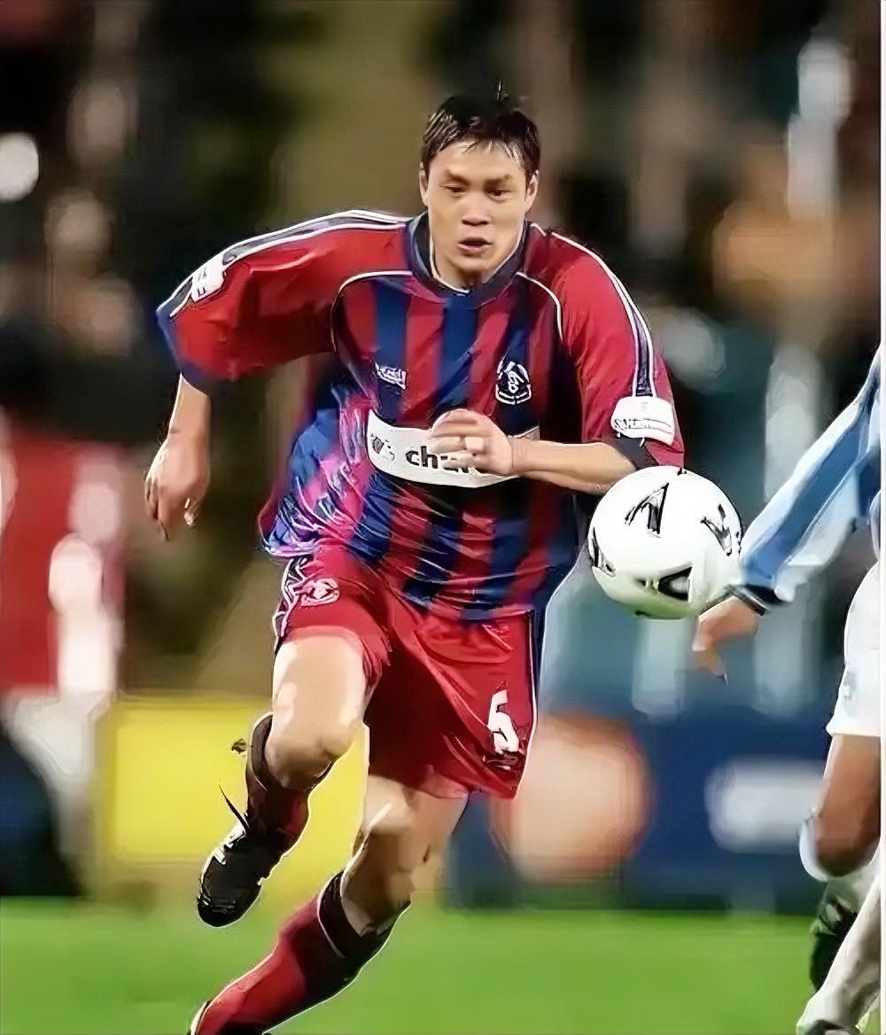 范志毅曾是国内优秀足球运动员，他的踢球生涯有过很多闪光点，但离世界足坛的巨星还差