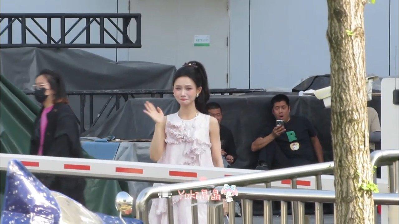 天啊何宣林今天上班没忍住哭了……何宣林二公上班哭了何宣林今天上班哭了