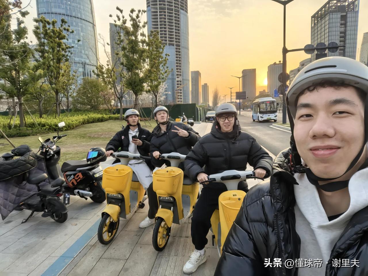 陈盈俊输球夜后又“扎心”了，他的老乡林秉圣更新社媒晒出广厦合照并配文：我队友们太