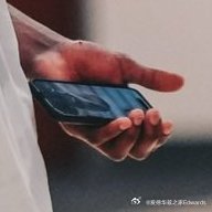 华子现在经常和三球一起球馆训练，据粉丝观察华子似乎还在和库明加视频通话。库明加加