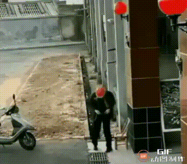 大爷晒太阳招谁惹谁了？