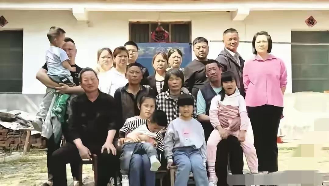 破防！安徽女子一句话，撑起六个孩子的家
 
谁能想到，安徽合肥一位右手残疾的普通