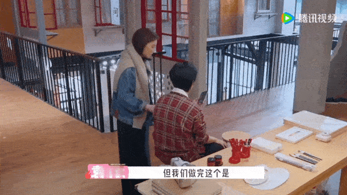 贺峻霖手搓手机支架贺峻霖打造的手工物件实用性十足，若是能够批量制作就再好不过，十