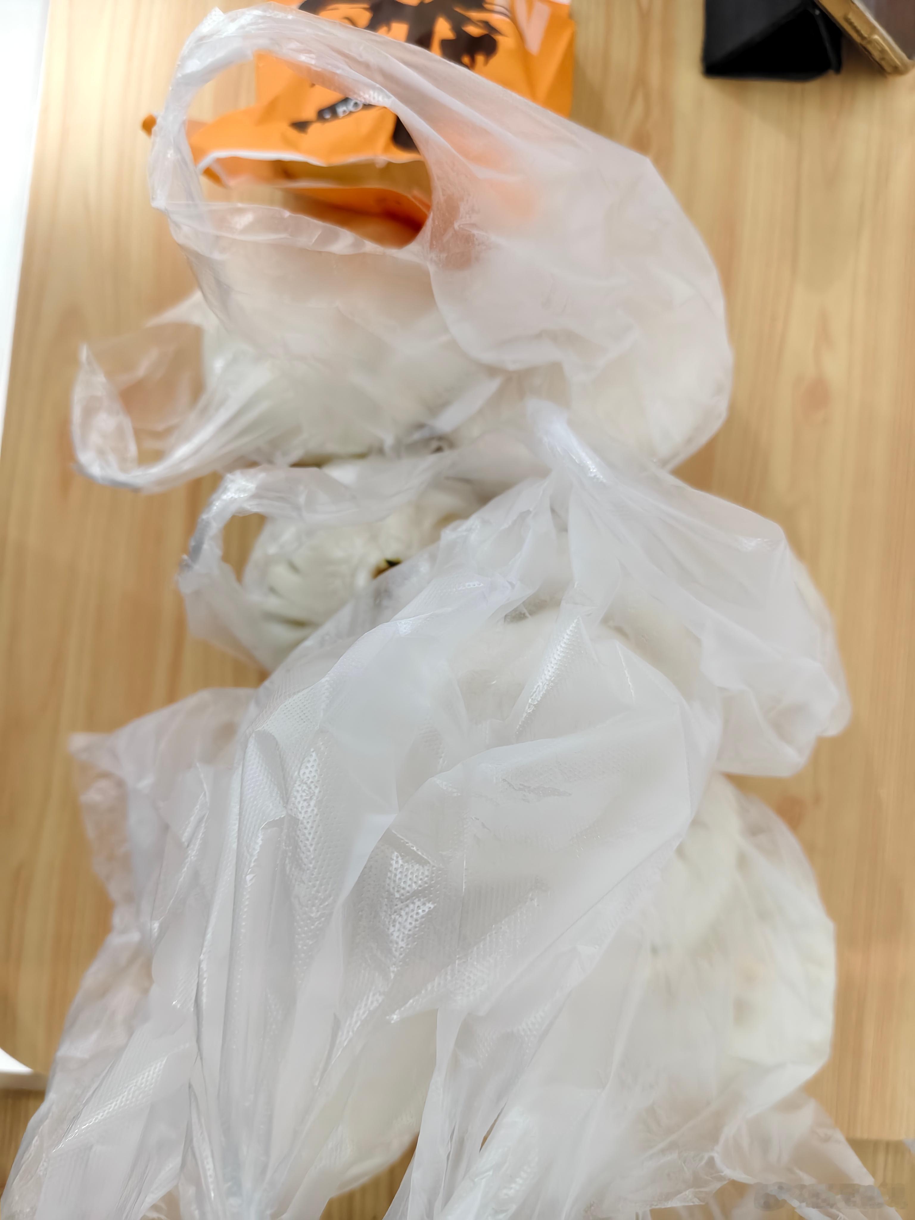 早上刚训练完，空腹称了下，体重从72kg掉回70了。增肌期还掉秤，也是没谁了。。