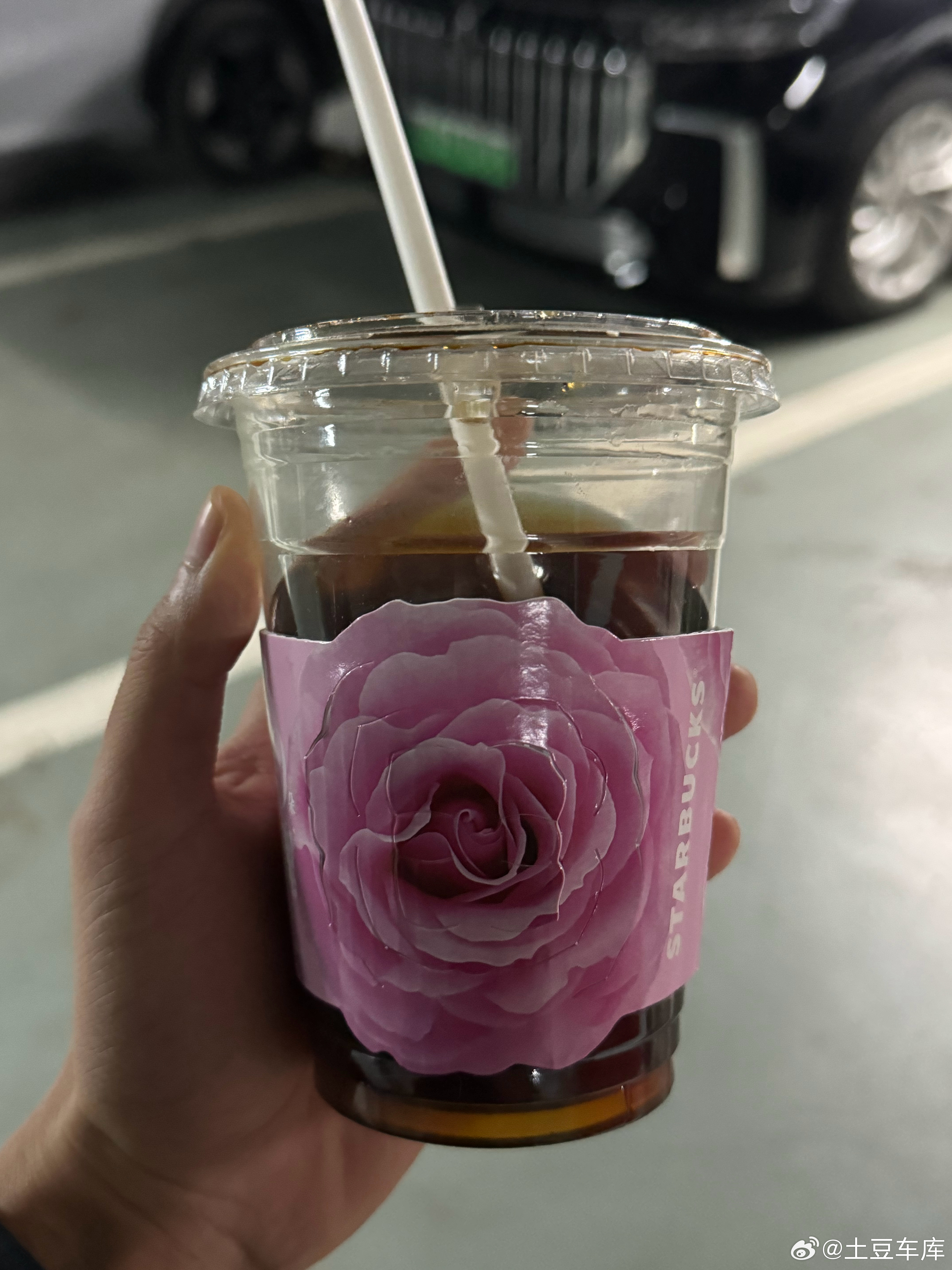 这是我喝过最难喝的星巴克20玫瑰美式 36块一杯从早上上班 到现在还没喝完丢了又