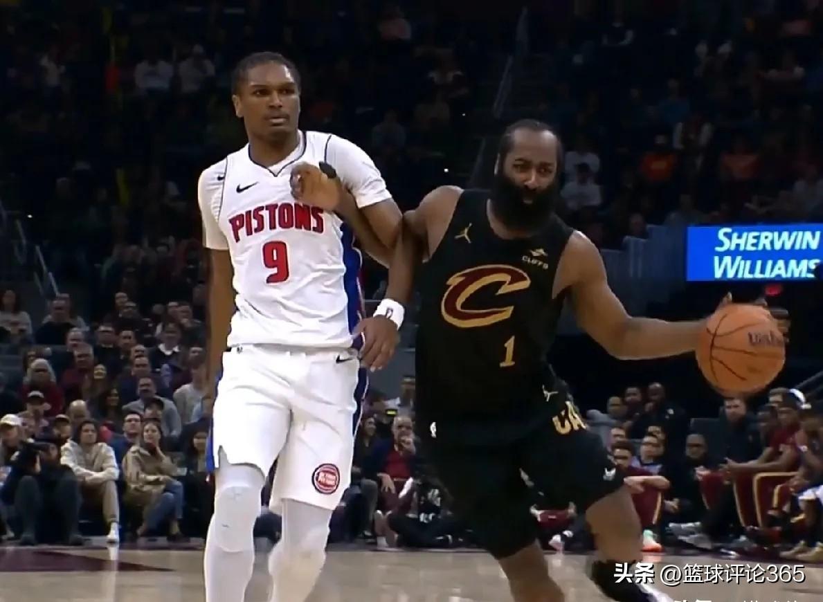 防守球员没办法了:不看哈登，不碰哈登，但最终同样避免不了被犯规！