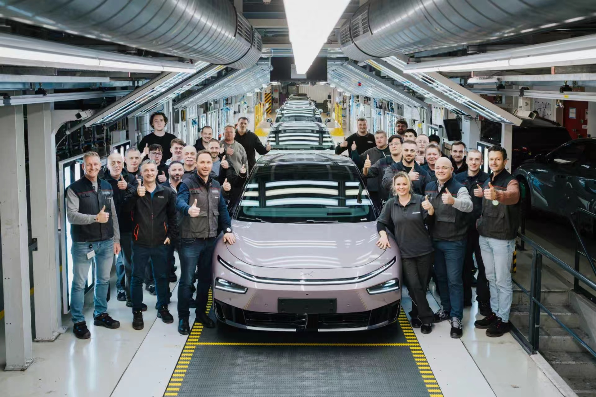 新款小鹏P7+在欧洲工厂试装成功 2026款小鹏P7+在奥地利格拉茨工厂顺利完成