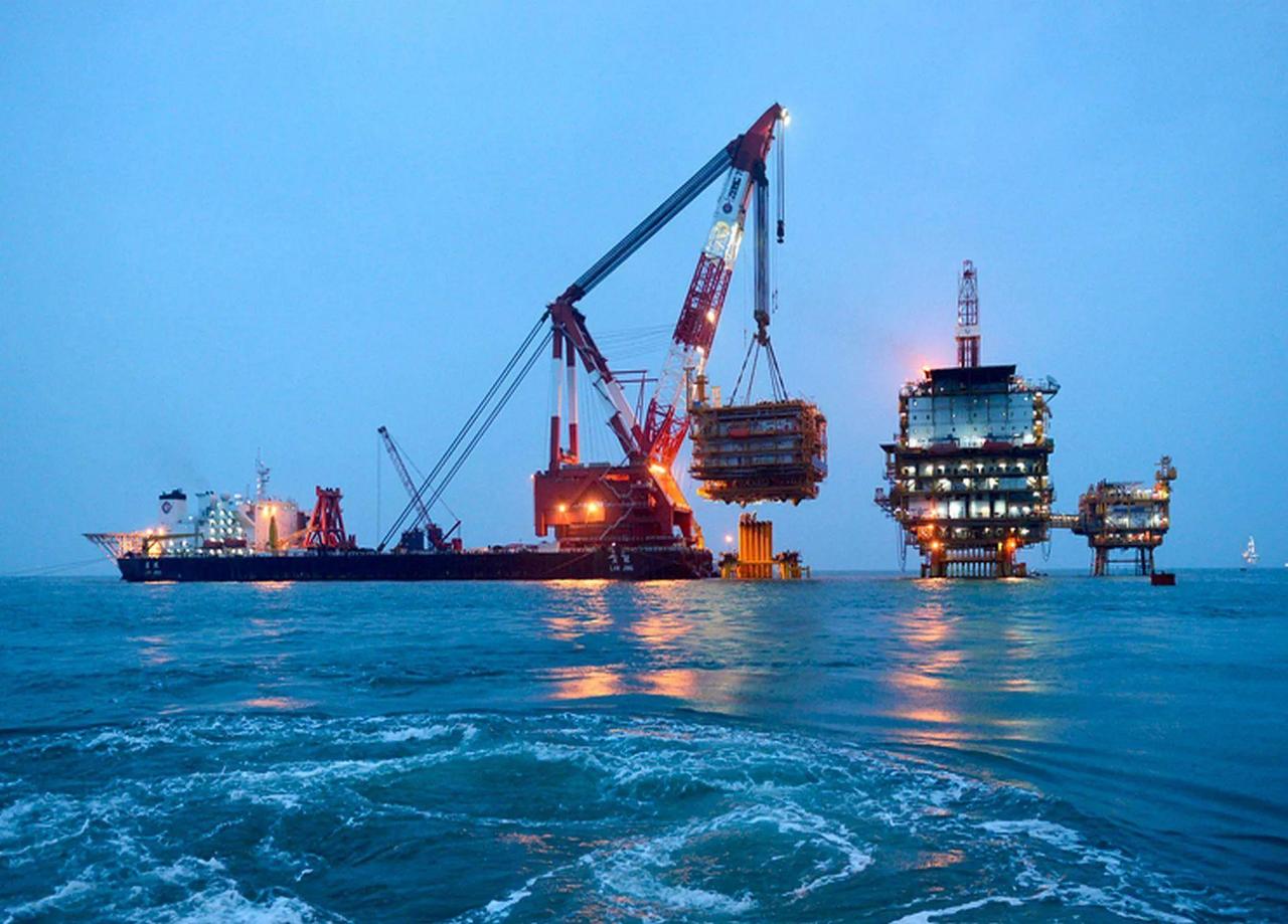 黑海后半夜突然炸了，一艘从俄罗斯拉满原油的土耳其油轮，在离伊斯坦布尔海峡不远的海