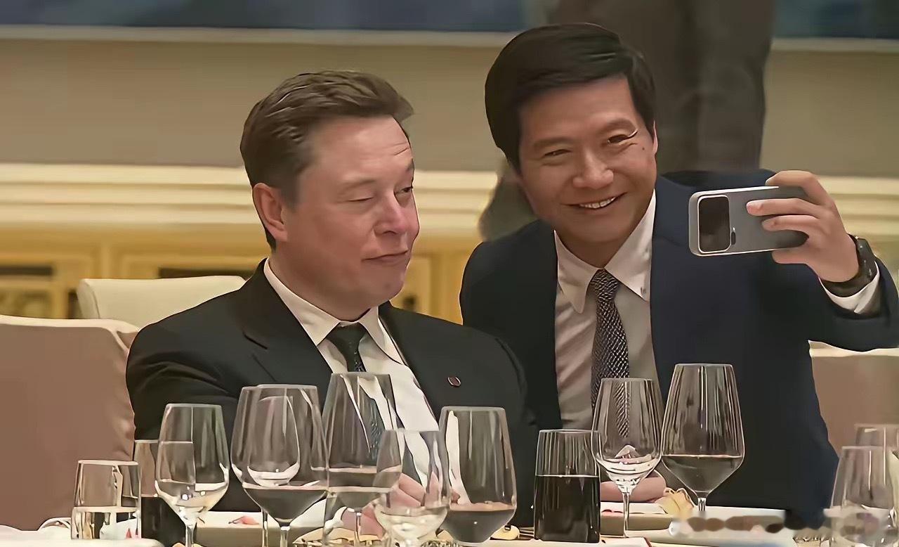 这波操作，小米公关是不是又得加班了？雷总主动凑过去自拍，马斯克坐着不动，连站都不
