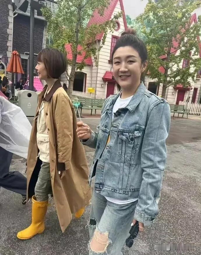 陈梦化妆了，并且是亲手化的妆，那叫一个绝，白粉扑脸，粉面桃花妆容略带喜感，笑容亲