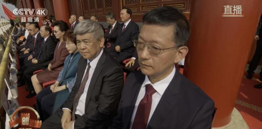 九三阅兵这天，前国民党主席洪秀柱站在天安门城楼的身影，被镜头明明白白拍了下来。民