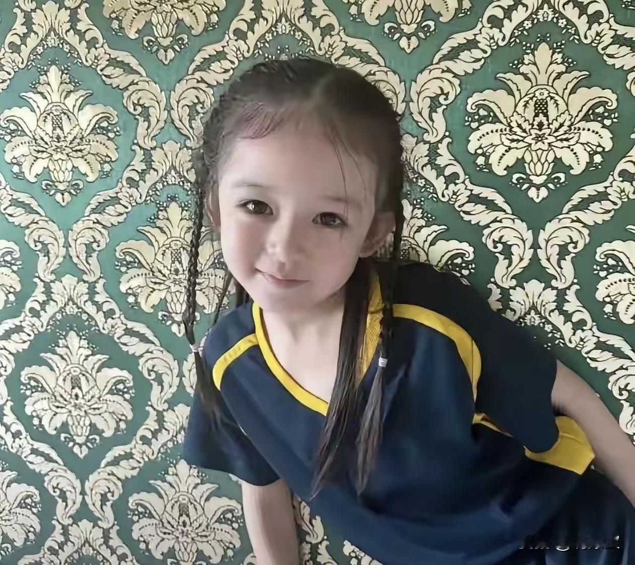 两个山东人生了个新疆人[捂脸]
说真的看了那么多星二代
异国混血的没一个好看的