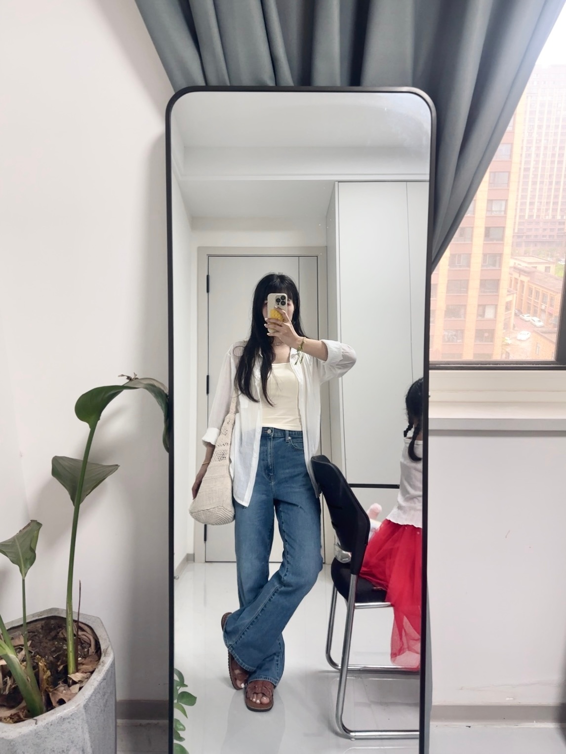 满妈的ootd 今天带着“显老单品”来上班我：来！小满 跟妈合个影小满抱着pad