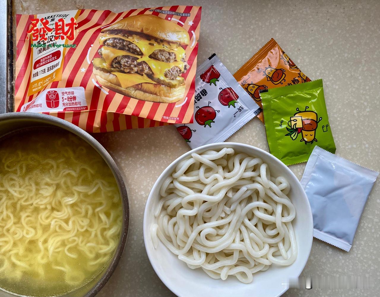 我最羡慕啥饭都喜欢吃，不挑食的孩子😀👍
    我家小孙子只吃汉堡、炒米饭和