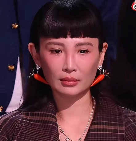 魏如萱胡萝卜耳钉 发现了！魏如萱气场全开唱歌的时候，耳朵上居然挂着一对胡萝卜？这