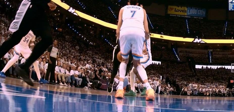 在2026年NBA西部决赛第五场天王山之战的第三节末段，裁判连续出现的两次重大争