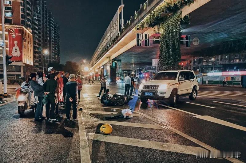 一杯水而已，孩子间的小打闹咋就掀起了舆论风暴？原来，一女孩开心端着店家赠的水和妈