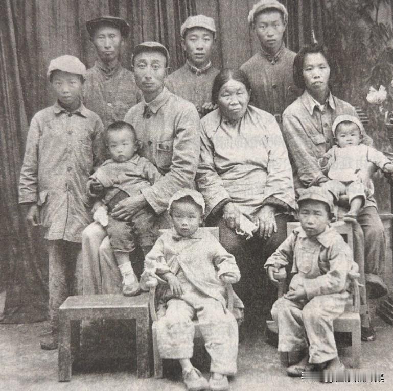1945年，张秀山赴东北前在延安全家人合影，前路凶险，留影纪念。当时，中央任命张