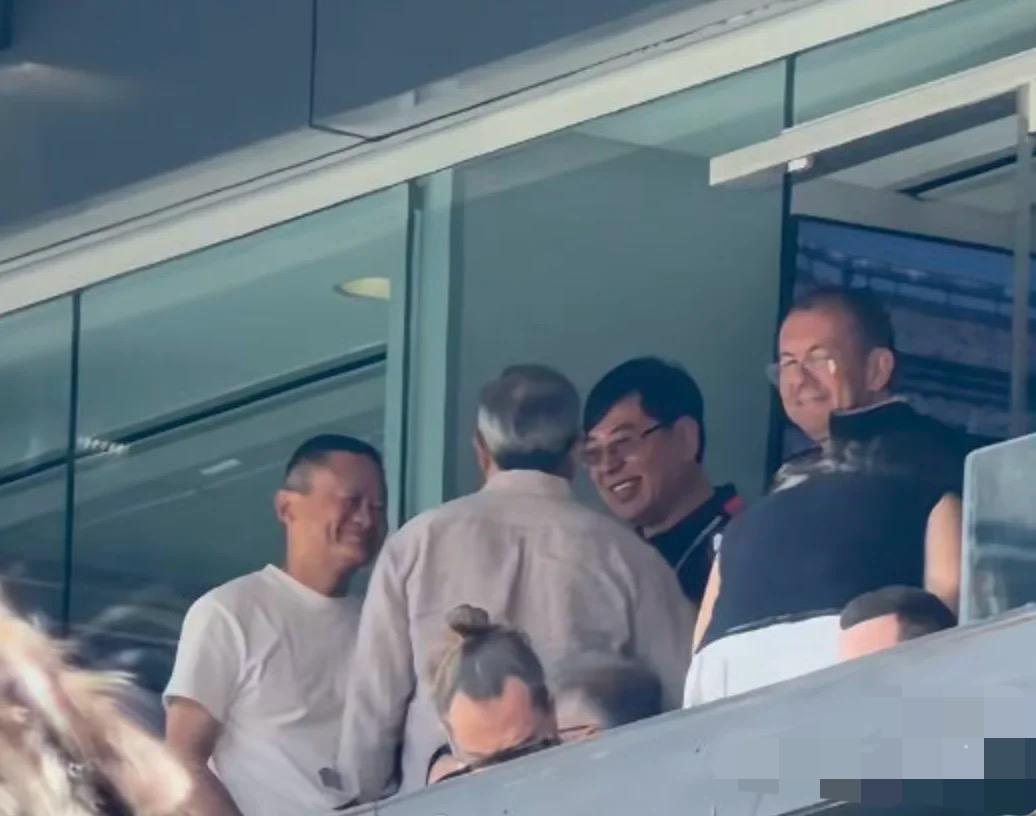 网传马云现身2026美加墨世界杯决赛现场，在看台上与友人交流。