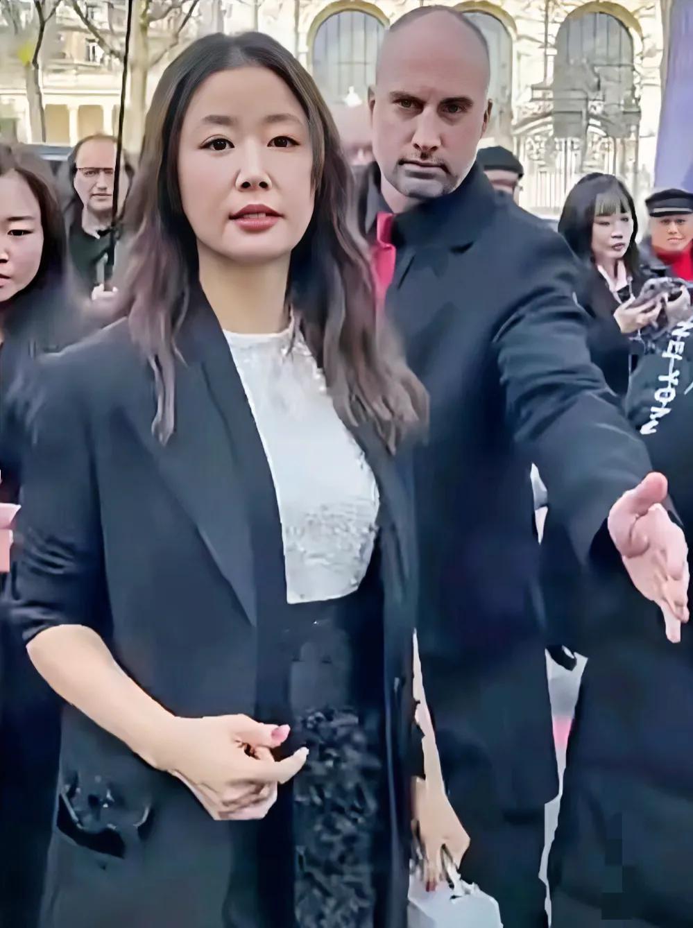 47岁这样还不够美吗？我觉得吧老了很正常，我们老了还未必有他好看，明星有钱打针 