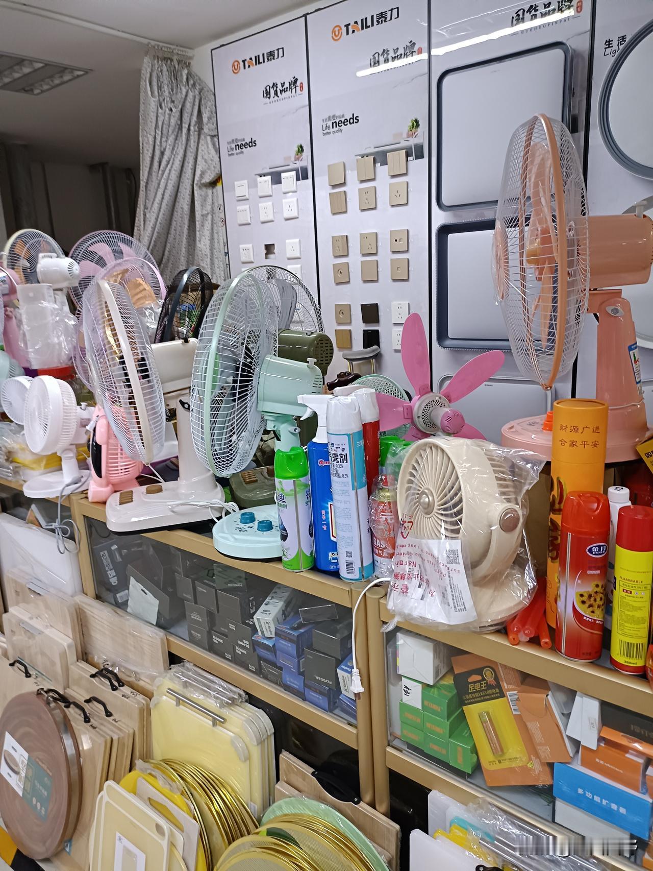 过去的商店
今天去市郊城乡结合部超市，超市摆设好像上世纪的百货商店或供销社商店。