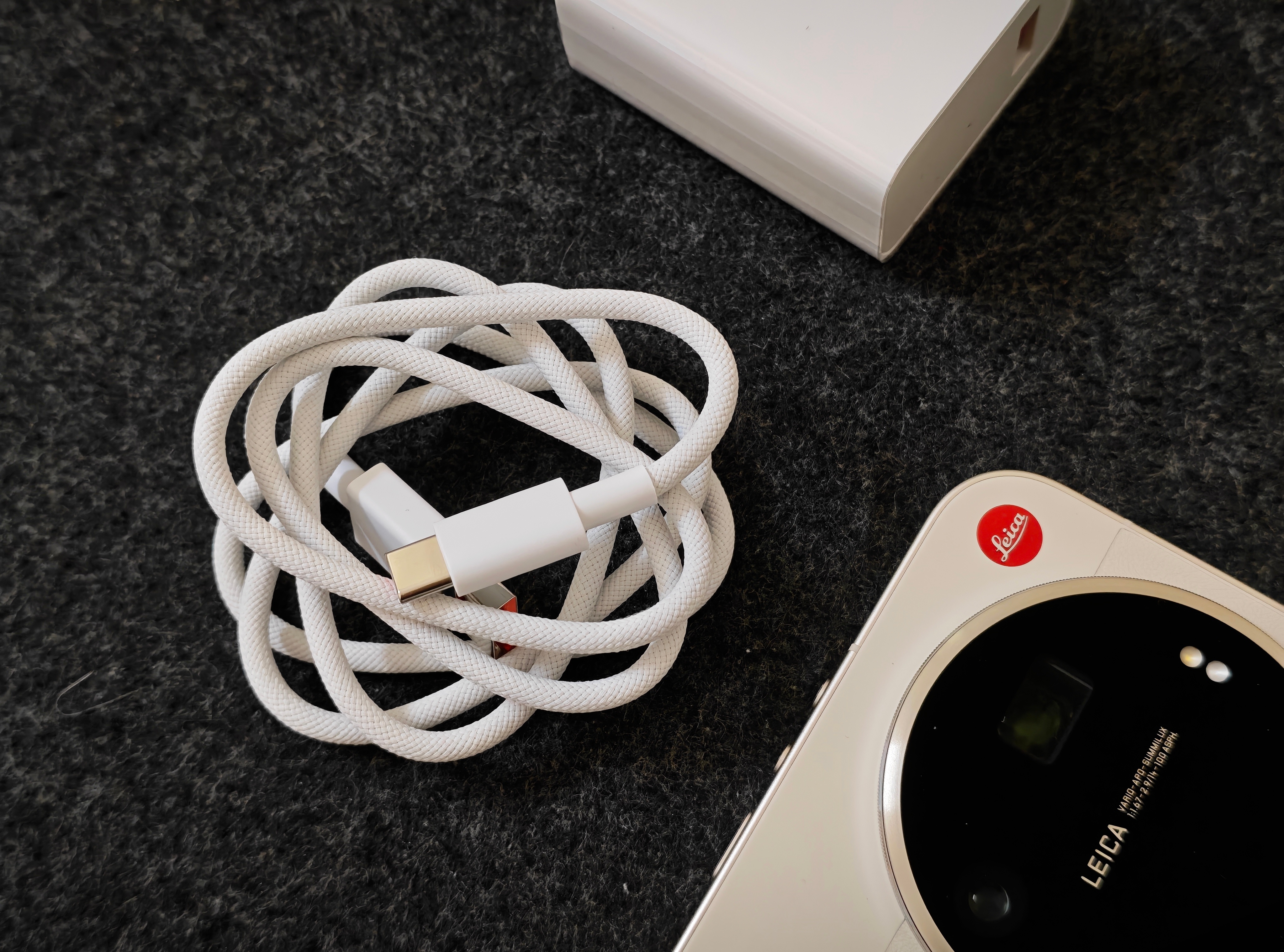 说来惭愧，数码博主元旦才排到小米17 Ultra徕卡版。缺货严重，尽管如此也都是