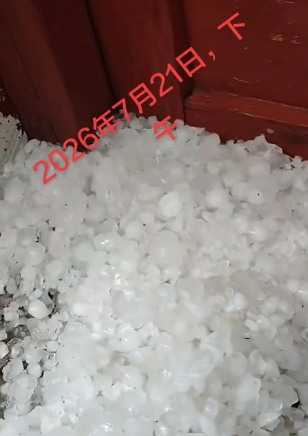昨天陕西咸阳北边等地下了鸡蛋大的冰雹，农民靠天吃饭真的太难了